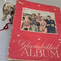roed-forside-kongefamilien-tre-prinsesser-gamle-glansbilleder